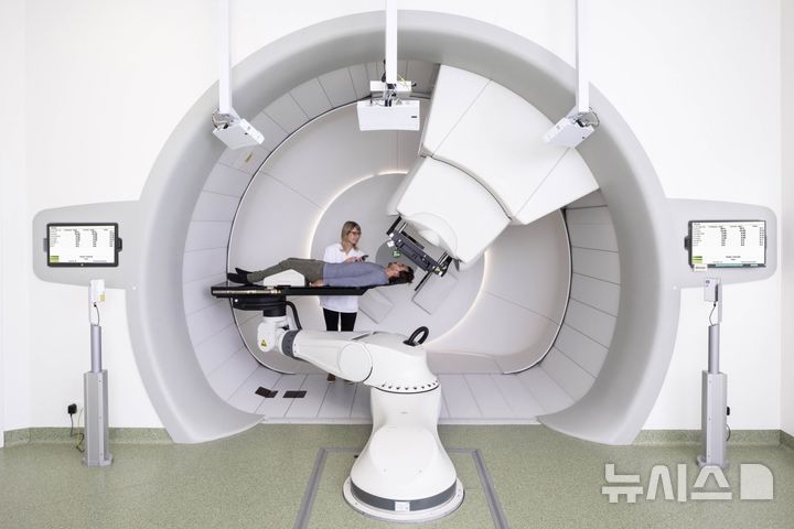 [서울=뉴시스] 전 세계에서 가장 진보된 양성자 치료 시스템 'IBA 프로테우스 플러스'(IBA Proteus Plus). (사진= 서울성모병원 제공)