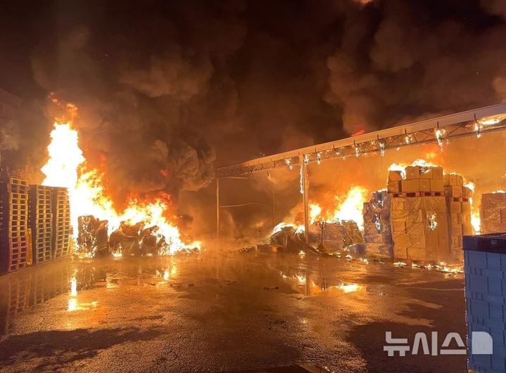 [김포=뉴시스] 정일형 기자= 통진 공장 불. (사진=김포소방서 제공)