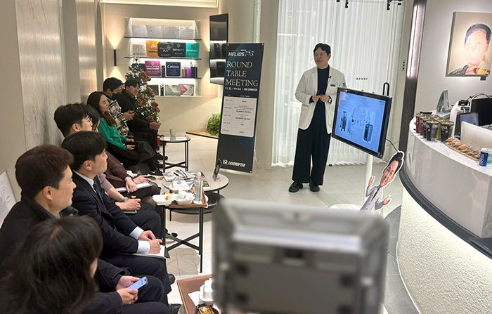 [서울=뉴시스] 피부 미용 및 질환 치료용 레이저 기기 전문기업 레이저옵텍은 지난 22일 서울 청담 포에버의원에서 헬리오스785피코(HELIOS 785 PICO)를 주제로 한 소규모 세미나 '라운드 테이블 미팅'을 개최했다고 25일 밝혔다. (사진=레이저옵텍 제공) 2025.11.25. photo@newsis.com *재판매 및 DB 금지