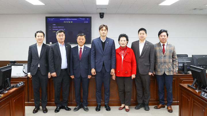 [안산=뉴시스]선현우 예결위원장(사진 가운데)이 예산결산특위 위원들과 기념촬영을 하고 있다. 사진 왼쪽부터 송바우나·유재수·김재국·선현우·이진분·최찬규·한갑수 의원.(사진=안산시의회 제공)2025.11.25.photo@newsis.com *재판매 및 DB 금지