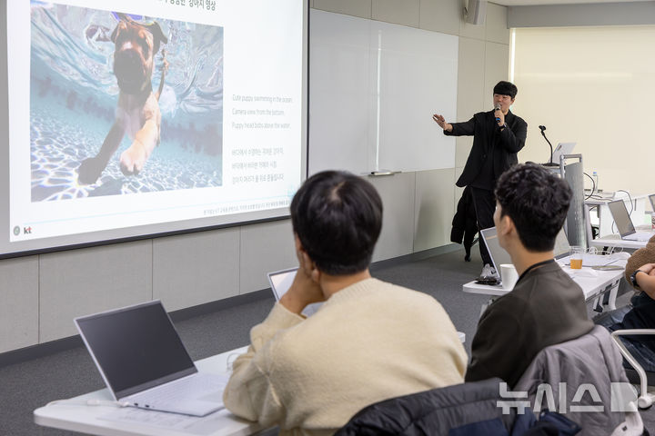 [서울=뉴시스]KT가 산업계의 인공지능(AI) 변화 속도에 맞춘 실효성 있는 교육을 원하는 다양한 수요에 맞춰 경기도 성남 KT 판교 사옥에 AI 전문 교육 공간인 'AI 캠퍼스'를 개소하고 실무형 AI 기반 업무 전환(AX) 역량 교육을 진행했다고 25일 밝혔다. 사진은 최근 진행한 AI 교육에 참가한 협력사 직원들의 학습 모습. (사진=KT 제공)