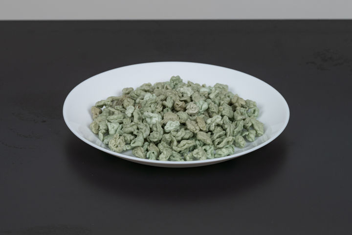 스트레스를_씹다, 2025, 접시 위에 씹던 껌, 19∅x4(h)cm *재판매 및 DB 금지