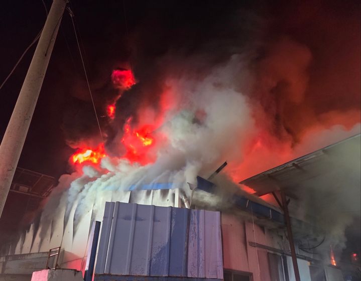 [대구=뉴시스] 24일 오후 10시59분께 대구 달성군 하빈면 한 섬유공장에서 화재가 발생했다. (사진=대구소방안전본부 제공) 2025.11.25. photo@newsis.com *재판매 및 DB 금지