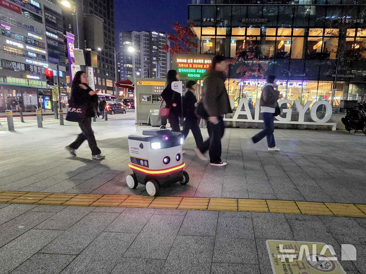 [성남=뉴시스]판교역을 야간 순찰 중인 스마트 순찰로봇(사진=성남시 제공)2025.11.25.photo@newsis.com