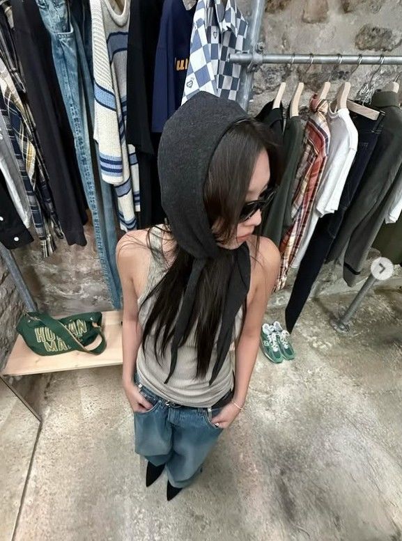 [뉴시스]제니가 일명 '할머니 아이템'으로 알려진 바부슈카를 착용한 모습. (사진 = 인스타그램 캡처) *재판매 및 DB 금지