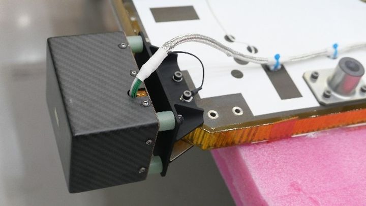 누리호 4차 발사 주탑재 위성인 차세대중형위성 3호에 실리는 전리권 플라즈마 및 자기장 관측기(IAMMAP)의 자기장 측정기가 위성에 탑재된 모습. (사진=우주항공청 제공) *재판매 및 DB 금지