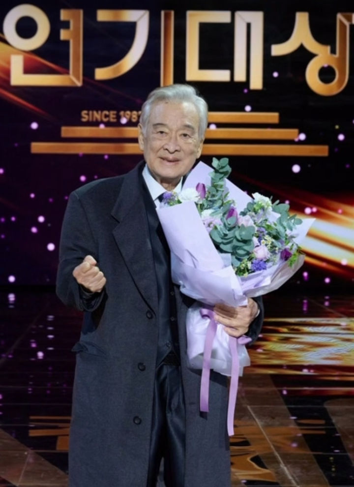 [서울=뉴시스] 배우 고(故) 이순재. (사진=하리수 인스타그램 캡처) 2025.11.25. photo@newsis.com *재판매 및 DB 금지