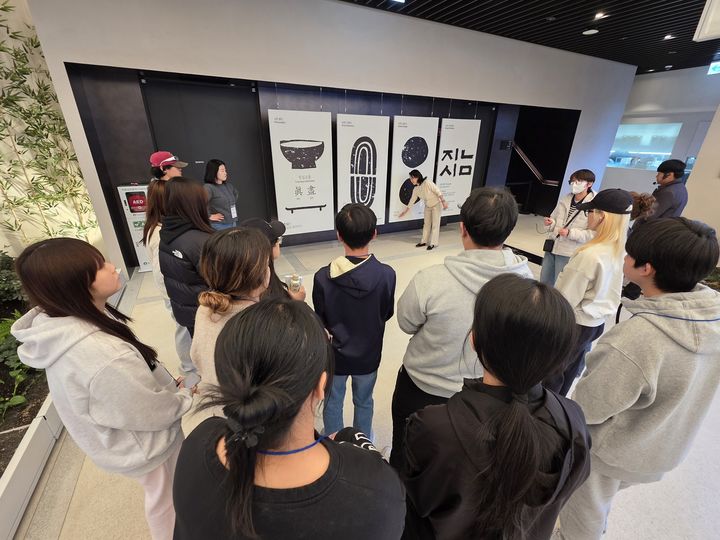 [서울=뉴시스] 교촌에프앤비가 이주배경 청소년과 성인학습자를 대상으로 기업탐방 프로그램을 진행했다. (사진=교촌에프앤비 제공) *재판매 및 DB 금지