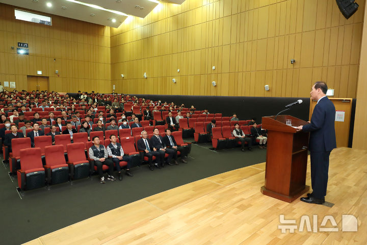 [세종=뉴시스]김동섭 한국석유공사 사장이 울산 석유공사 사옥에서 열린 퇴임식에서 퇴임사를 말하고 있다.(사진=석유공사 제공)