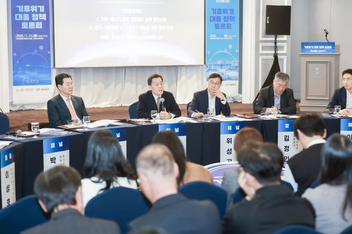 [수원=뉴시스] 이재준 경기 수원시장이 지난 24일 서울 여의도 켄싱턴호텔에서 열린 '국가-지방이 협력으로 실현하는 기후위기 대응 정책 토론회'에서 패널로 참석해 발언하고 있다. (사진=수원시 제공) 2025.11.25. photo@newsis.com *재판매 및 DB 금지