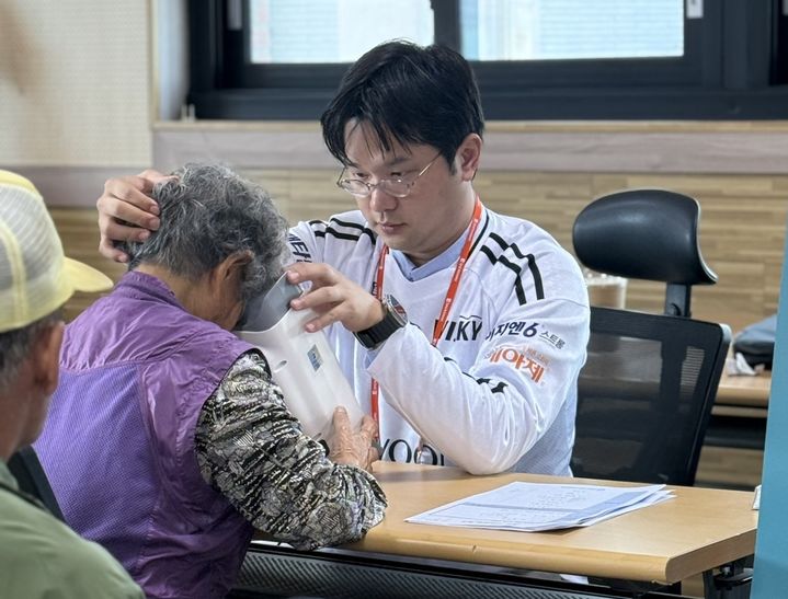 [서울=뉴시스] 홍천군 주민이 위스키와 옵티나를 통해 안저검진을 받고 있다. (사진=대웅제약 제공) 2025.11.25. photo@newsis.com *재판매 및 DB 금지