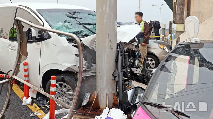 [제주=뉴시스] 오영재 기자 = 25일 오전 제주시 우도 천진항에서 제주경찰청과 도로교통공단, 국립과학수사연구소 제주분원 등이 승합차 돌진 사고 현장 합동 감식을 하고 있다. 2025.11.25. oyj4343@newsis.com