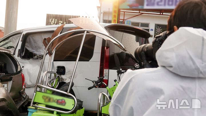 [제주=뉴시스] 오영재 기자 = 25일 오전 제주시 우도 천진항에서 제주경찰청과 도로교통공단, 국립과학수사연구소 제주분원 등이 승합차 돌진 사고 현장 합동 감식을 하고 있다. 전날 이 곳에서 승합차가 돌진해 3명이 숨지고 10명이 중경상을 입는 사고가 발생했다. 2025.11.25. oyj4343@newsis.com 