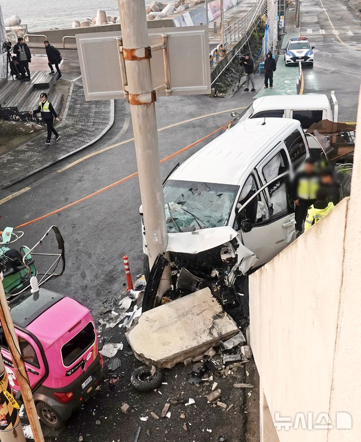 [제주=뉴시스] 오영재 기자 = 25일 오전 제주시 우도 천진항에서 제주경찰청과 도로교통공단, 국립과학수사연구소 제주분원 등이 승합차 돌진 사고 현장 합동 감식을 하고 있다. 전날 이 곳에서 승합차가 돌진해 3명이 숨지고 10명이 중경상을 입는 사고가 발생했다. 2025.11.25. oyj4343@newsis.com 