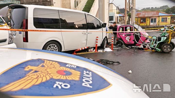 [제주=뉴시스] 오영재 기자 = 25일 오전 제주시 우도 천진항에서 제주경찰청과 도로교통공단, 국립과학수사연구소 제주분원 등이 승합차 돌진 사고 현장 합동 감식을 하고 있다. 전날 이 곳에서 승합차가 돌진해 3명이 숨지고 10명이 중경상을 입는 사고가 발생했다. 2025.11.25. oyj4343@newsis.com 
