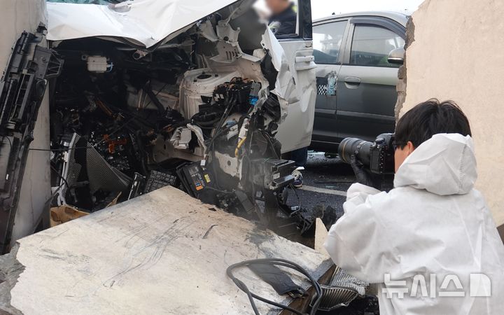 [제주=뉴시스] 오영재 기자 = 25일 오전 제주시 우도 천진항에서 제주경찰청과 도로교통공단, 국립과학수사연구소 제주분원 등이 승합차 돌진 사고 현장 합동 감식을 하고 있다. 전날 이 곳에서 승합차가 돌진해 3명이 숨지고 10명이 중경상을 입는 사고가 발생했다. 2025.11.25. oyj4343@newsis.com 