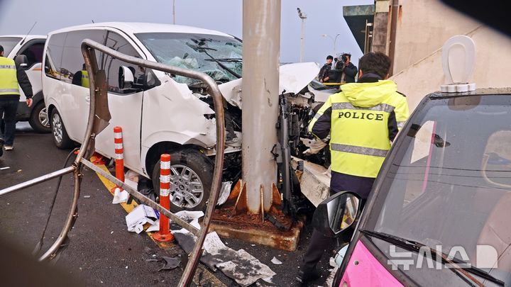 [제주=뉴시스] 오영재 기자 = 25일 오전 제주시 우도 천진항에서 제주경찰청과 도로교통공단, 국립과학수사연구소 제주분원 등이 승합차 돌진 사고 현장 합동 감식을 하고 있다. 전날 이 곳에서 승합차가 돌진해 3명이 숨지고 10명이 중경상을 입는 사고가 발생했다. 2025.11.25. oyj4343@newsis.com 