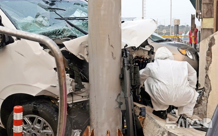 [제주=뉴시스] 오영재 기자 = 25일 오전 제주시 우도 천진항에서 제주경찰청과 도로교통공단, 국립과학수사연구소 제주분원 등이 승합차 돌진 사고 현장 합동 감식을 하고 있다. 전날 이 곳에서 승합차가 돌진해 3명이 숨지고 10명이 중경상을 입는 사고가 발생했다. 2025.11.25. oyj4343@newsis.com 