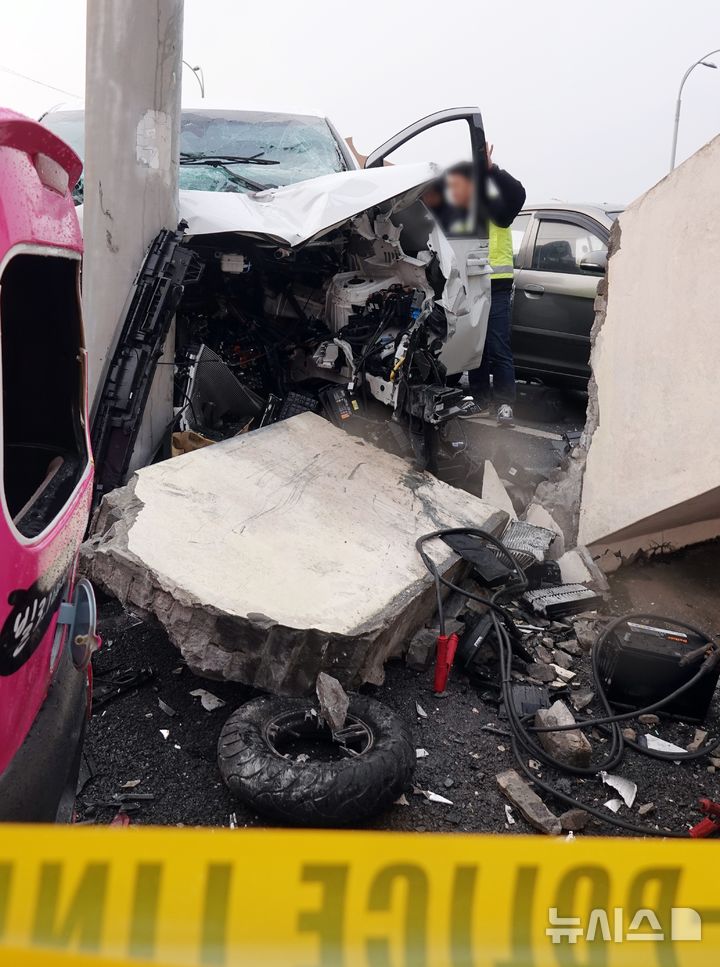 [제주=뉴시스] 오영재 기자 = 25일 오전 제주시 우도 천진항에서 제주경찰청과 도로교통공단, 국립과학수사연구소 제주분원 등이 승합차 돌진 사고 현장 합동 감식을 하고 있다. 전날 이 곳에서 승합차가 돌진해 3명이 숨지고 10명이 중경상을 입는 사고가 발생했다. 2025.11.25. oyj4343@newsis.com 