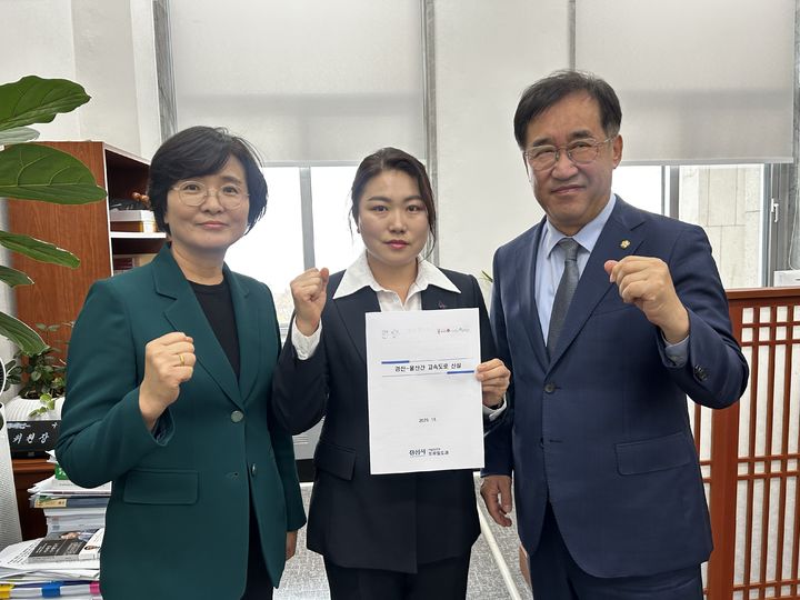 김기현 더불어민주당 경산시지역위원장(중앙)이 민주당 소속 맹성규 국회 국토교통위원장(오른쪽)과 국회의원 임미애 경북도당위원장을 지난 24일 만나 경산~울산 고속도로 건설 계획안 반영을 촉구했다. (사진=김기현 위원장 제공) *재판매 및 DB 금지