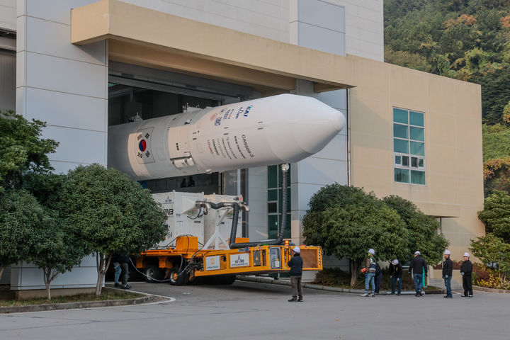 [서울=뉴시스] 11월 25일 오전9시 전라남도 고흥 나로우주센터에서 누리호가 발사대로의 이송을 위해 발사체 조립동을 나오고 있는 모습. (사진=항공우주연구원 제공) *재판매 및 DB 금지