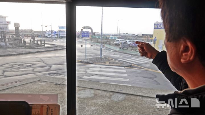 [제주=뉴시스] 오영재 기자 = 25일 오전 제주시 우도 천진항에서 승합차 돌진 사고를 목격한 주민이 설명하고 있다. 2025.11.25. oyj4343@newsis.com 