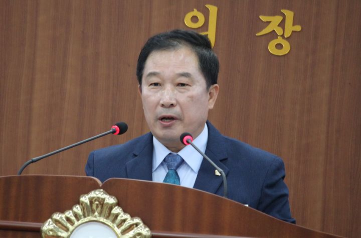 [아산=뉴시스] 최영민 기자=천철호 아산시의원이 25일 열린 제263회 제2차 정례회 제1차 본회의에서 5분 발언을 하고 있다. 2025.11.25 ymchoi@newsis.com *재판매 및 DB 금지