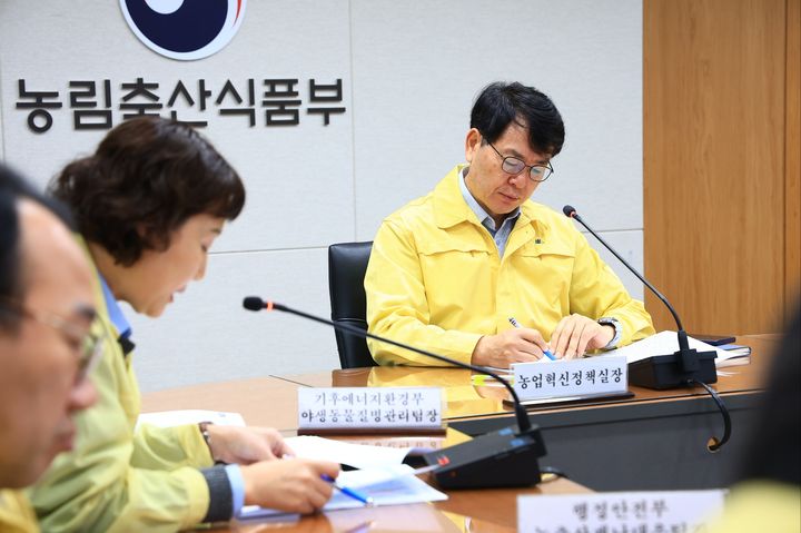 [세종=뉴시스] 아프리카돼지열병(ASF) 중앙사고수습본부는 지난달 25일 당진시 소재 돼지농장(463마리 사육)에서 ASF가 확진됨에 따라 관계부처와 지방정부가 참여하는 중수본 회의를 개최했다고 밝혔다. (사진=농림축산식품부 제공) 2025.11.25. photo@newsis.com *재판매 및 DB 금지