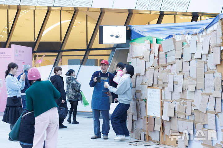 [서울=뉴시스]'제2회 인문문화축제'의 천근성 작가 협력 전시. (사진=예술위 제공) 