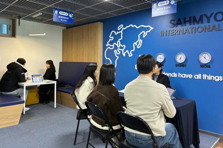 [서울=뉴시스] 삼육대 '2025 취업박람회'에서 학생들이 상담을 받고 있다. (사진=삼육대 제공) 2025.11.25. photo@newsis.com *재판매 및 DB 금지