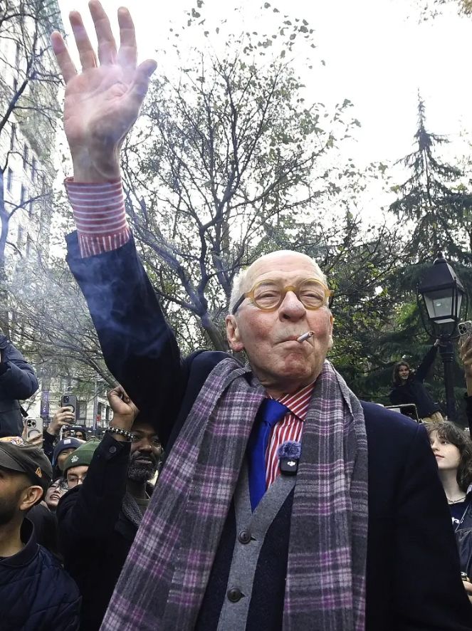 [뉴시스] 미국 뉴욕에서 한 노인이 제안한 '5분 담배 휴식'이 화제가 돼 순식간에 시민 1500여 명이 거리에 모이는 광경이 연출됐다. 사진은 밥 테리가 워싱턴 스퀘어파크 인근 모임 장소에서 흡연하고 있는 모습. (사진 = NYP 캡처) 2025.11.25. *재판매 및 DB 금지