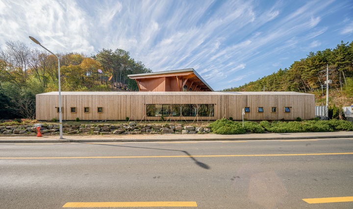 [진주=뉴시스] 경남 진주시 목조 공공건축물 '진양호 우드랜드'. (사진=진주시 제공) 2025.11.25. photo@newsis.com *재판매 및 DB 금지