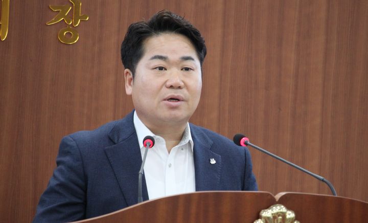 [아산=뉴시스] 최영민 기자=오세현 아산시장이 25일 열린 아산시의회 제263회 제2차 정례회 제1차 본회의에서 시정연설을 하고 있다. 2025.11.25 ymchoi@newsis.com *재판매 및 DB 금지