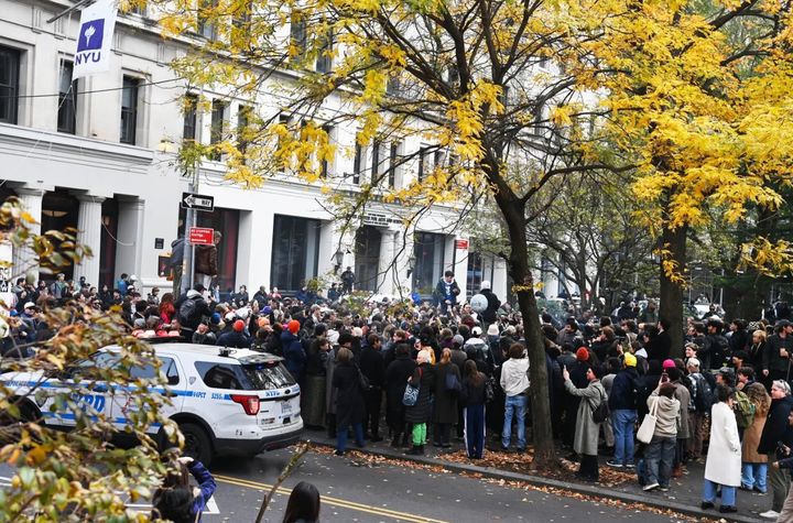 [뉴시스] 워싱턴 스퀘어파크 인근 거리에 1500명이 넘는 뉴욕 시민들이 모여있는 모습. (사진 = NYP 캡처) 2025.11.25. *재판매 및 DB 금지
