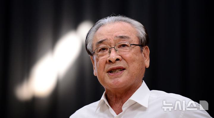 [서울=뉴시스] 배우 이순재가 25일 새벽 별세했다. 사진은 이순재가 2016년 11월 열린 이순재 연기인생 60주년 기념 공연 '세일즈맨의 죽음' 기자간담회에 참석한 모습. (사진=뉴시스 DB) 2025.11.25. photo@newsis.com