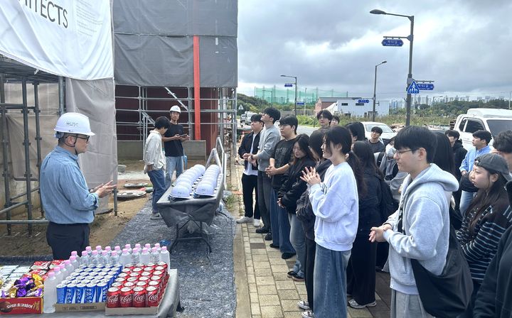 [대전=뉴시스] 배재대학교가 최근 재학생들의 산업 현장 이해도를 높이기 위해 '학과별 기업 탐방 프로그램'을 진행했다.(사진=배재대학교 제공) 2025.11.25. photo@newsis.com *재판매 및 DB 금지