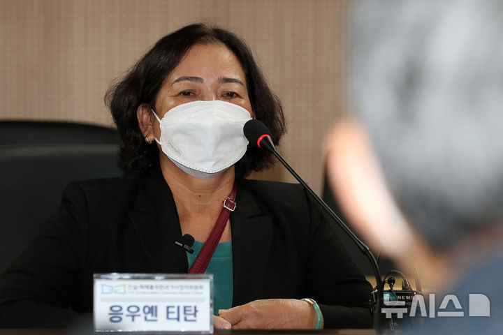 [서울=뉴시스] 백동현 기자 = 베트남 전쟁 당시 한국군의 민간인 학살 국가배상소송과 관련해 베트남인 응우옌 티탄 씨가 8일 오전 서울 중구 진실과화해위원회에서 정근식 진실화해위원회 위원장과 면담하고 있다. 2022.08.08. livertrent@newsis.com