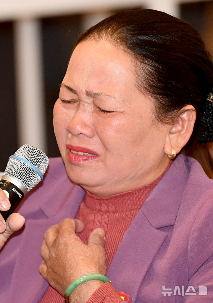 [광주=뉴시스] 신대희 기자 = 3일 오후 광주 서구 5·18 기념문화센터 전시실에서 열린 고경태 기록전 '한마을 이야기-퐁니·퐁넛'에 참석한 한국군 민간인 학살 피해자 응우옌티탄이 5·18 항쟁에 앞장섰던 김양래 5·18기념재단 이사, 정향자 노동실업광주센터 대표와 간담회를 갖고 있다. 응우옌티탄이 1968년 베트남 전쟁 당시 한국군의 민간인 학살을 언급하며 눈물을 보이고 있다. 2019.04.03. sdhdream@newsis.com