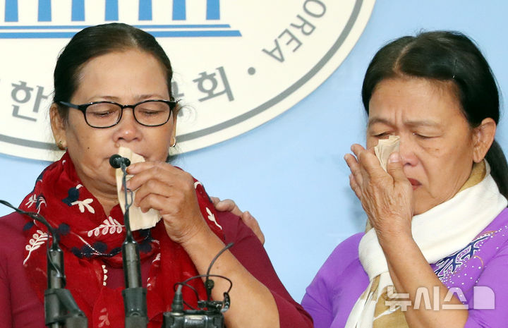 [서울=뉴시스] 이종철 기자 = 베트남전 퐁니퐁넛 사건 학살 생존자 응우옌티탄 씨(왼쪽)가 19일 서울 여의도 국회 정론관에서 열린 '베트남전 한국군 민간인학살 진상규명 촉구를 위한 생존자 기자회견'에서 한국군의 끔찍한 학살 당시 상황을 증언한 뒤 동명이인의 하미 마을 학살 생존자 응우옌티탄씨와 눈물을 흘리고 있다. 1968년 베트남 퐁니 마을에서 한국군의 학살로 어머니, 언니, 남동생, 이모, 사촌 동생까지 다섯명의 가족을 잃은 응우옌티탄씨는 50년 동안 한국군의 어떠한 사과도 없었으며 오히려 군복을 입은 참전군인들이 나타나 앞을 가로막았다며 이들의 진정어린 사과를 요구했다. 2018.04.19. jc4321@newsis.com