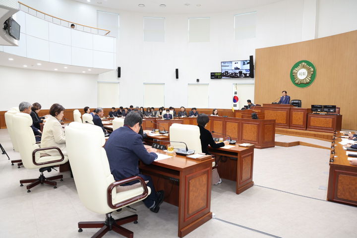 [고성(경남)=뉴시스] 신정철 기자= 경남 고성군의회는 25일, 의회 본회의장에서 제306회 제2차 정례회를 개회하고 2026년도 세입·세출 예산안 등 부의안건 19건을 심의·의결할 계획이다.사진은 고성군의회 제306회 제2차 정례회 본회의장 모습.(사진=고성군의회 제공).2025.11.25. photo@newsis.com *재판매 및 DB 금지