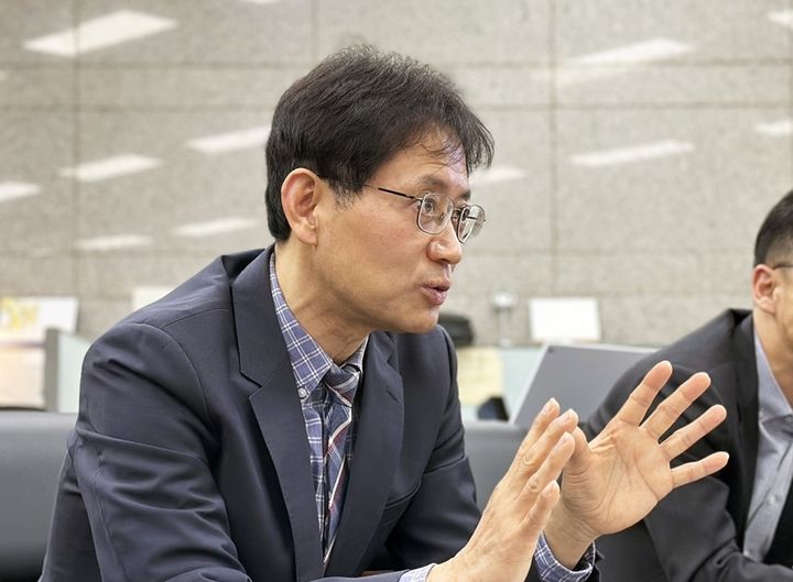 [대전=뉴시스] 25일 지식재산처 박진환 지식재산분쟁대응국장이 정부대전청사 기자실서 지식재산 분쟁에 대한 국가차원의 신속한 대응을 위해 신설된 분쟁대응 전담국에 대해 설명하고 있다.2025.11.25 *재판매 및 DB 금지