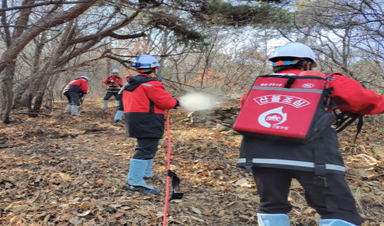 [창원=뉴시스] 강경국 기자 = 경남 창원시 성산구 산불 진화훈련. (사진=창원시청 제공). 2025.11.25. photo@newsis.com *재판매 및 DB 금지