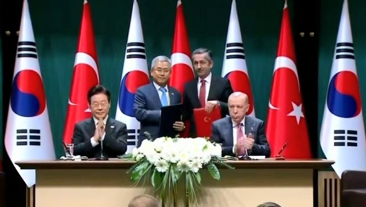 [세종=뉴시스] 한국전력공사는 전날(24일) 튀르키예 대통령궁에서 튀르키예 원자력공사와 양국 정상 임석하에 원자력 협력 양해각서(MOU)를 체결했다고 25일 밝혔다. (사진=한전 제공) 2025.11.25. photo@newsis.com *재판매 및 DB 금지