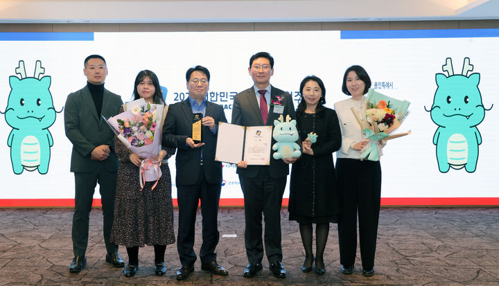 [용인=뉴시스]25일 대한민국 캐릭터 대상을 수상하는 이상일 시장 등 용인시 관계자들(사진=용인시 제공)2025.11.25.photo@newsis.com *재판매 및 DB 금지