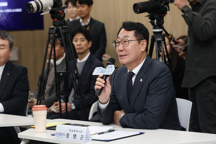 [화성=뉴시스]정명근 화성시장이 25일 K-water 시화도시사업단에서 열린 '화성 국제테마파크 지역 일자리 창출 및 상생협력 업무협약식'에 앞서 인사말을 하고 있다.(사진=화성시 제공)2025.11.25.photo@newsis.com *재판매 및 DB 금지