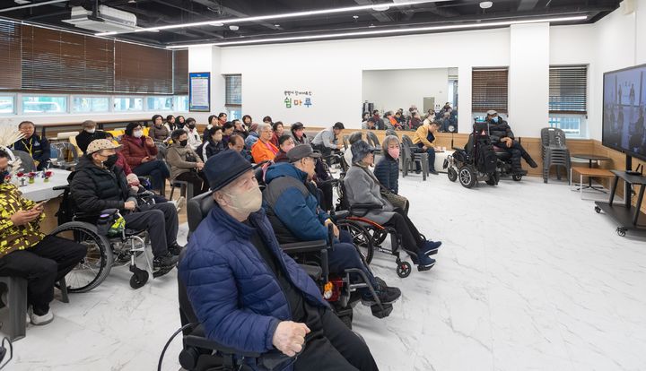 [광명=뉴시스]광명시 장애어르신들이 25일 ‘장애어르신 쉼마루’ 개소식에 참석했다.(사진=광명시 제공)2025.11.25.photo@newsis.com *재판매 및 DB 금지