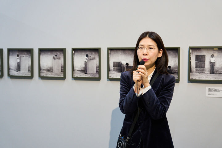 한희진 학예연구사가 '사진이 할 수 있는 모든 것’ 전시 작품을 소개하고 있다. *재판매 및 DB 금지