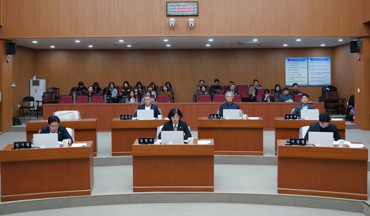 [양구=뉴시스] 25일 서흥원 양구군수는 이날 양구군의회 본회의장에서 열린 제313회 양구군의회 정례회에서 시정연설에서 내년도 군정 운영을 위해 군의회에 제출한 예산안의 총규모는 올해 당초 예산보다 약 12.27% 증가한 4409억원이다 고 밝혔다. 사진은 25일 열린 양구군의회 제313회 제2차 정례회 개회 모습. 양구군의회 제공. *재판매 및 DB 금지