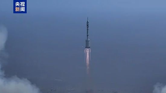 [서울=뉴시스]중국이 자국 독자 운영 우주정거장 톈궁에 체류 중인 우주인들의 귀환에 사용될 귀환캡슐을 실은 선저우22호를 25일 발사했다. 선저우 22호가 운반로켓에 실려 발사되는 모습. <사진출처: 중국중앙 TV> 2025.11.25