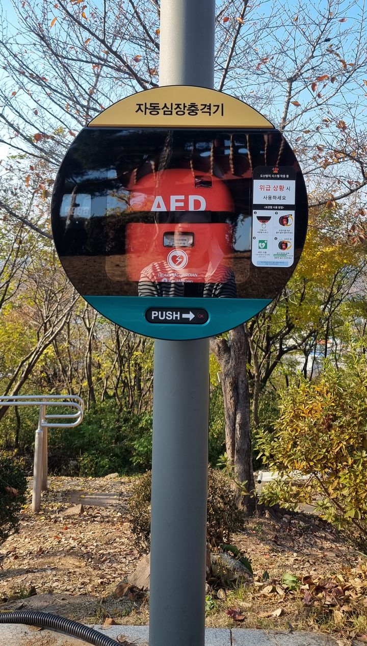 [대구=뉴시스] 대구 북구 침산정에 설치된 실외 자동심장충격기. (사진=대구 북구 제공) 2025.11.25. photo@newsis.com *재판매 및 DB 금지